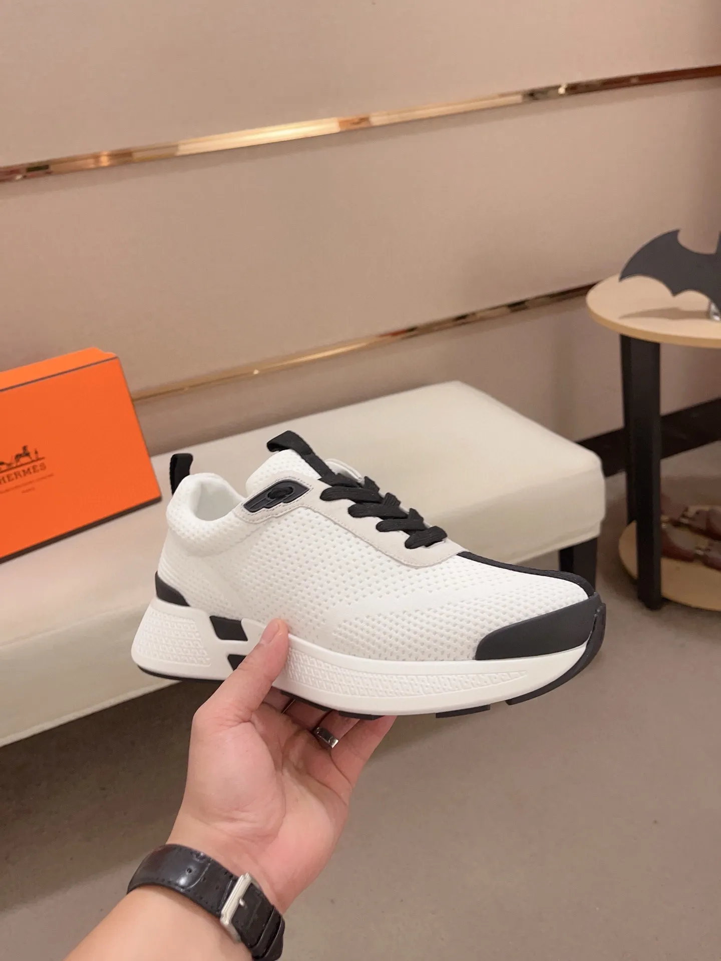 Factory price: 540💰《HERMES》【Classic Original Version】Hermès; Top 🔝 Purchasing Agency 🔍🔍Men's latest 🇺🇸 counters are on sale simultaneously, original imported from Italy ▲▲Silk cowhide with breathable fabric ▲▲ (high-end and expensive Qi·Grade) Exquisite workmanship (Italian 🇮🇹Imported water-dyed 🐂cowhide lining) Sole: Original sole provided by the original factory, ⚠️Exclusive double-layer activity·TPR·Rubber·Combined molded outsole; Super·comfortable·wear-resistant·non-slip·environmental protection The real thing is more beautiful if you take the real thing (high quality, follow the order), you can enter and exit the counter at will * Number of yards: 38·39·40·41·42·43·44# (can be customized 45.)